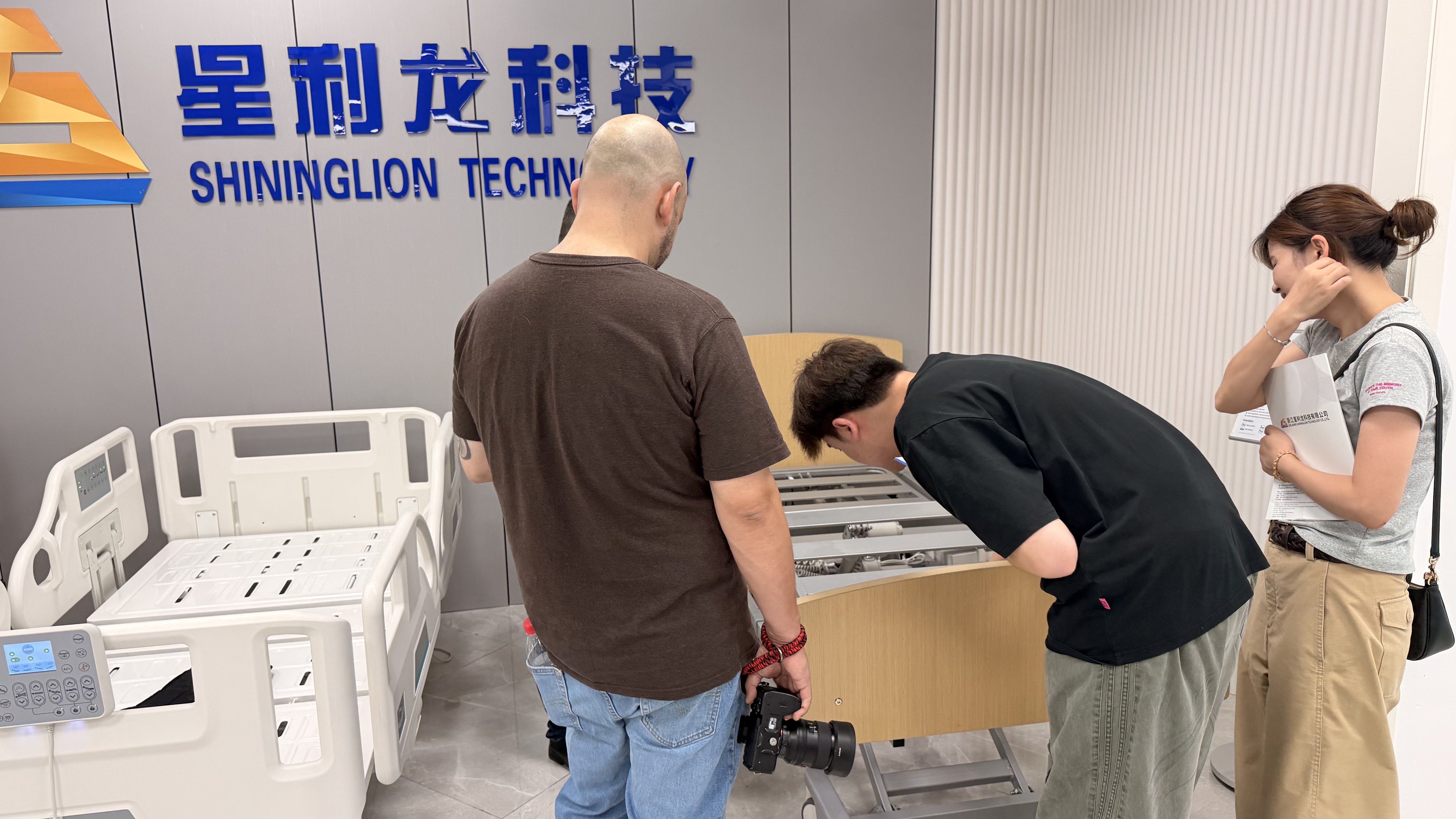 South American customer reviewing SHLION medical beds