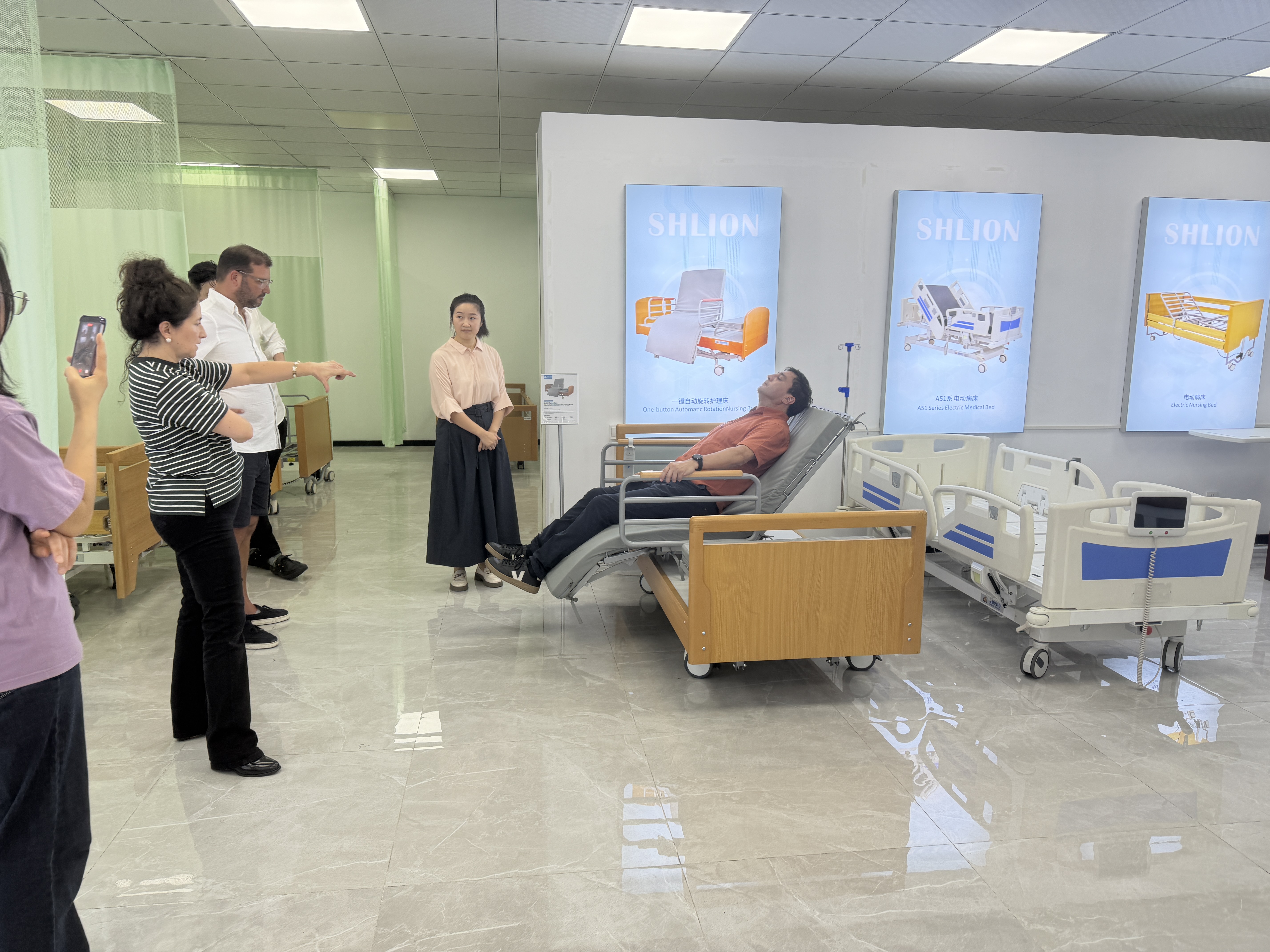 South American customers visiting the SHLION showroom